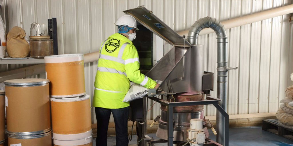 Photo of an operator using a hand weigher.